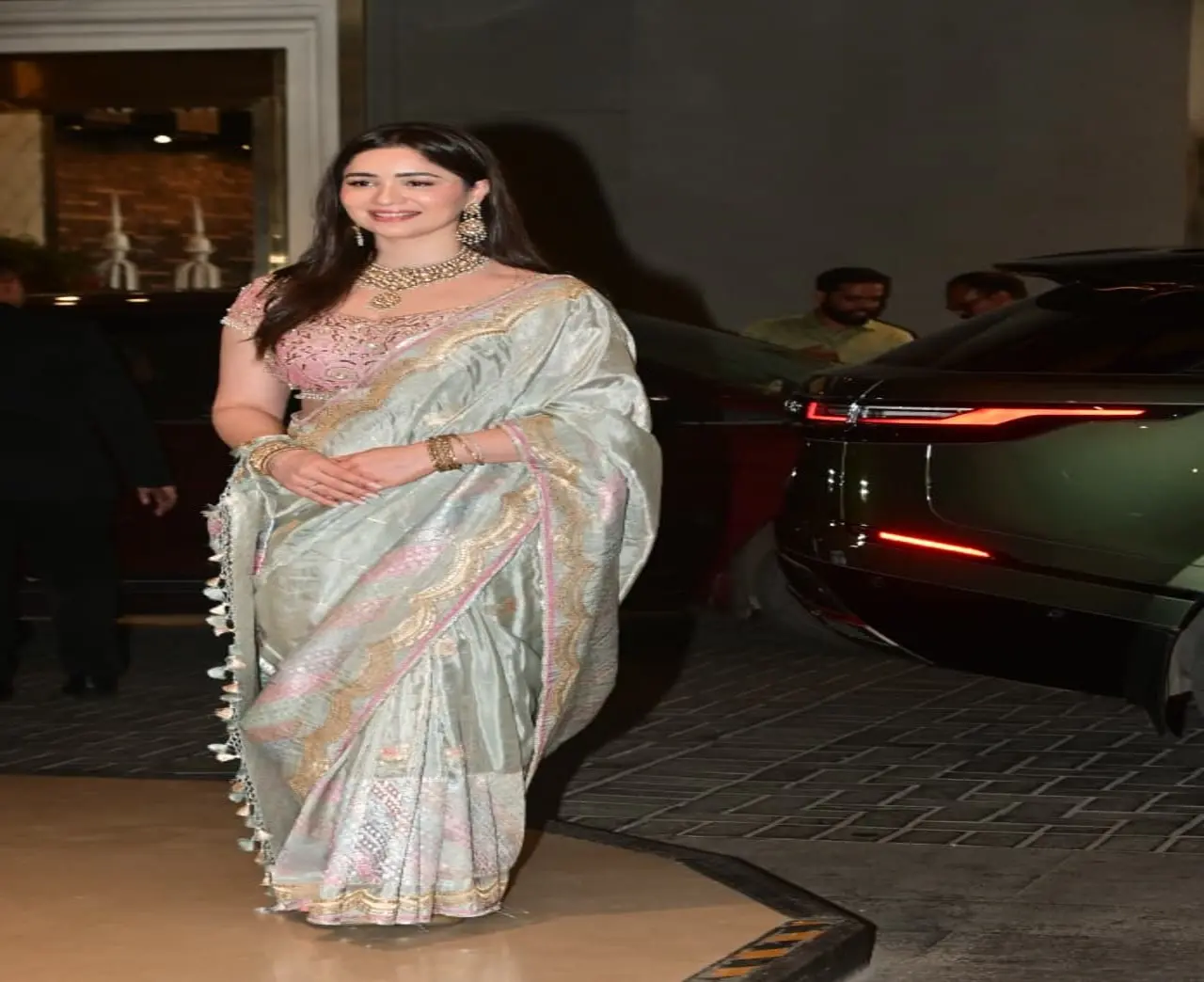 Sara Tendulkar was a vision to behold in a light blue saree with a pink blouse, accessorising her look with heavy jewellery and loose waves